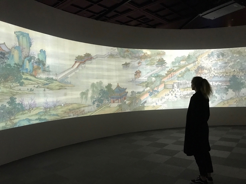 打破傳統展陳形式，南院推出的「清明上河圖特展」結合數位多媒體，帶給觀眾新體驗。（攝影／藍玉琦）