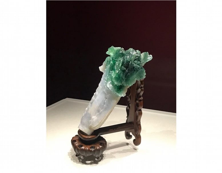 最受大眾歡迎的清代《翠玉白菜》，現身故宮南院「人氣國寶展」。（攝影／藍玉琦）