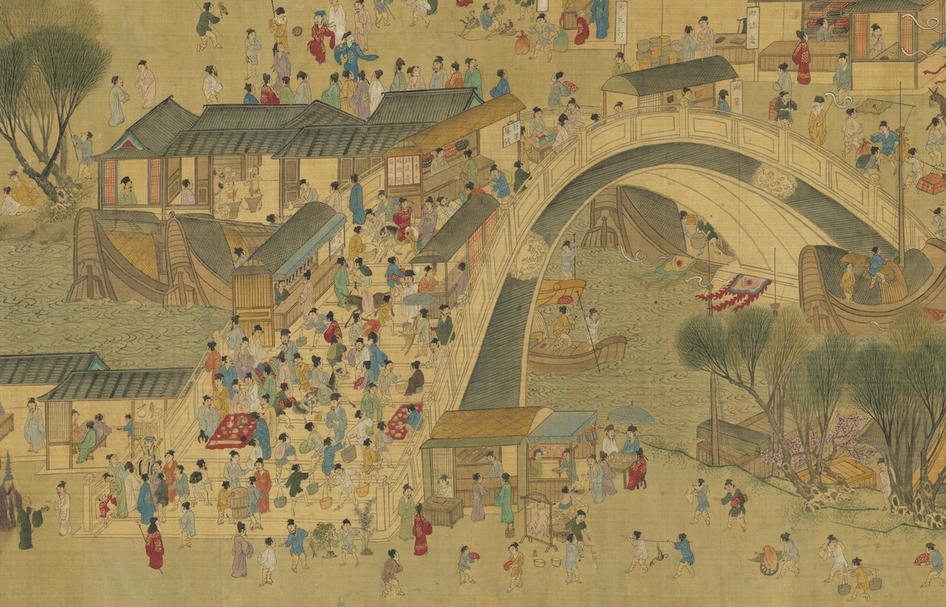歷代畫家創造的《清明上河圖》中，往往都會描繪一座人潮洶湧的拱橋，橋上可見行人往來、攤販在旁擺售招客的景象。圖為明代仇英《清明上河圖》局部。（國立故宮博物院提供）