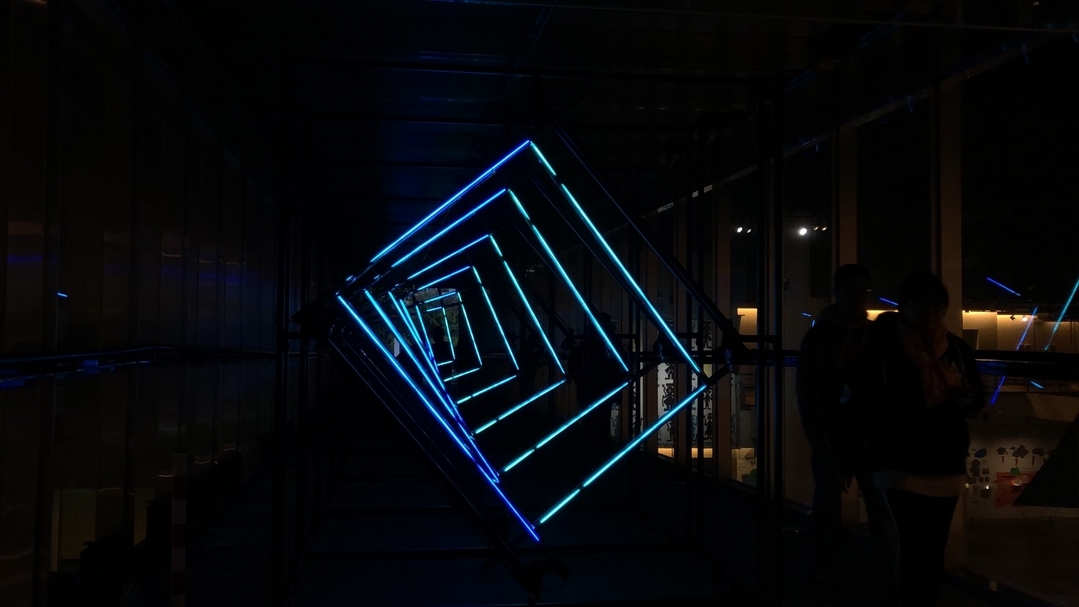 〈頻道〉｜Whyixd何理互動設計，10x2x3m，LED、金屬、馬達、塑料｜真實與虛構不再有界限，科技媒體終將成為一個與世界溝通的橋樑。