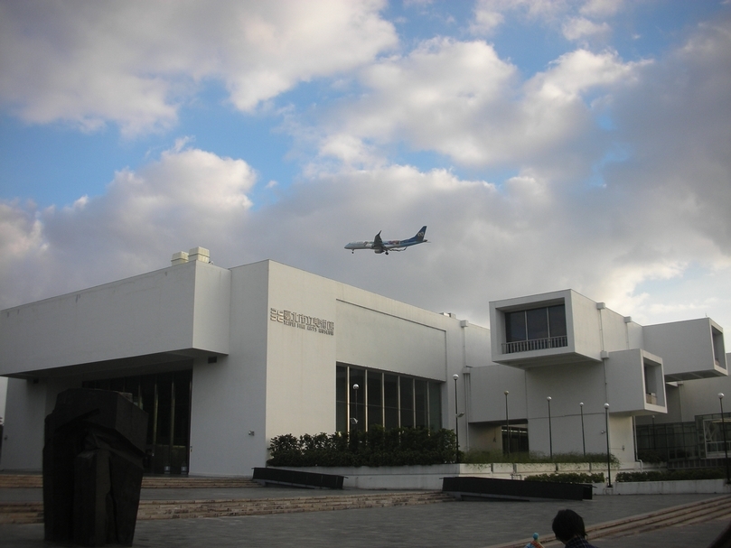 臺北市立美術館防疫出入動線調整成南進門入口暫時停止對外開放，參觀民眾需由大門入口進出。（©臺北市立美術館）