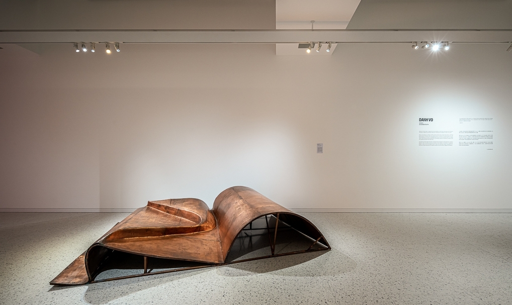 傅丹（Danh Vō）的作品《We the people》於文心藝所工坊展覽現場。（文心藝術基金會提供）