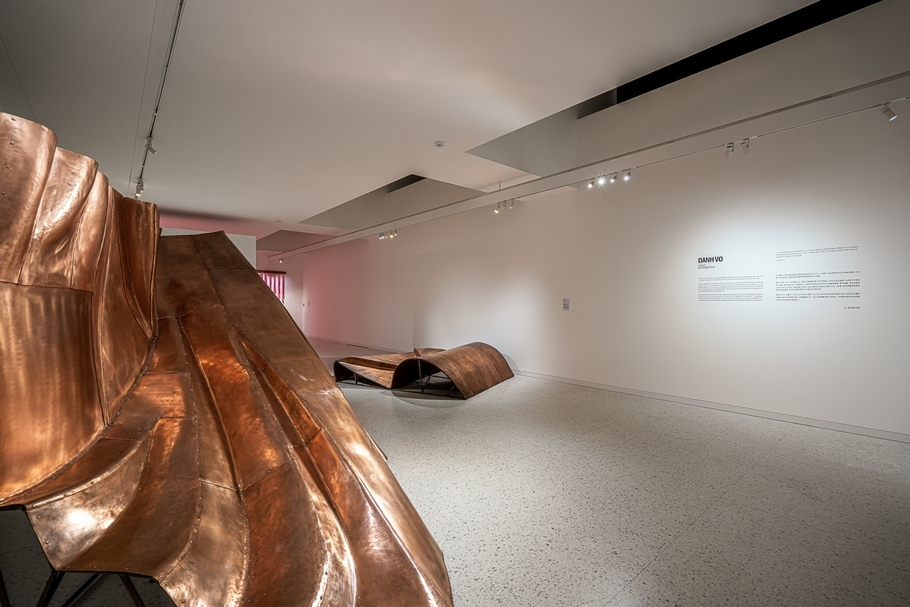 傅丹（Danh Vō）的作品《We the people》於文心藝所工坊展覽現場。（文心藝術基金會提供）