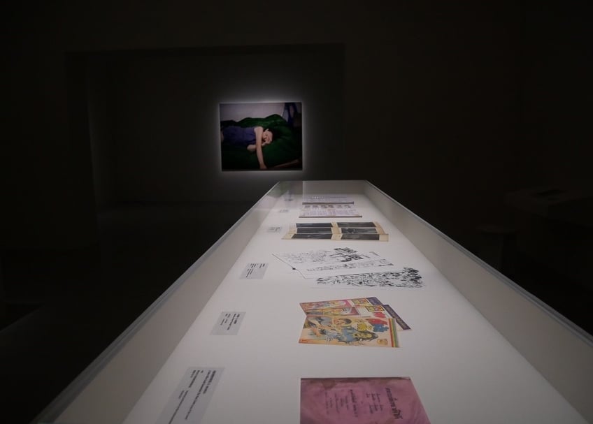 展覽「阿比查邦.韋拉斯塔古:狂中之靜」中,呈現約4、50件的作品以及復刻的手稿與文獻。(本刊資料室)