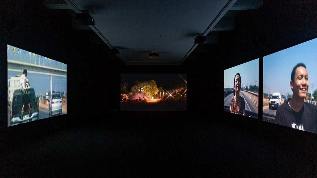 阿比查邦.韋拉斯塔古(Apichatpong Weerasethakul)《無名的力量》,四屏錄像裝置,2007。(藝術家與臺北市立美術館提供)