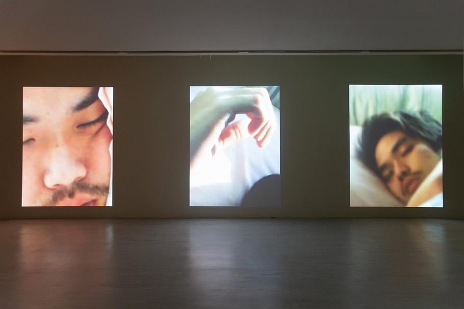 阿比查邦.韋拉斯塔古(Apichatpong Weerasethakul)《提牧》,三頻錄像裝置,2007。(藝術家與臺北市立美術館提供)