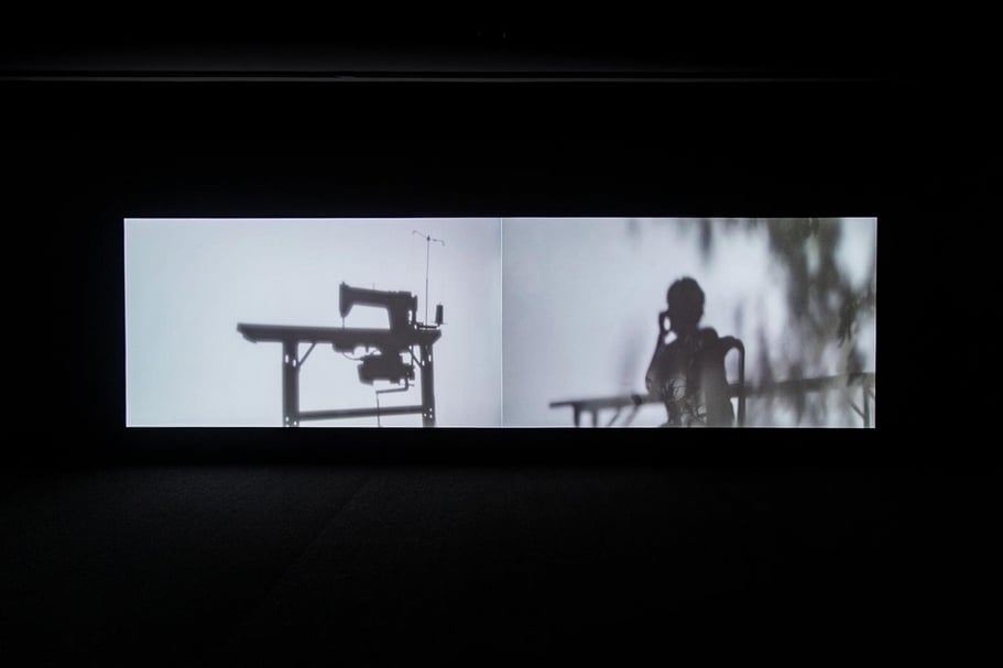 阿比查邦.韋拉斯塔古(Apichatpong Weerasethakul)《隱身》,雙頻同步錄像裝置,2016。(藝術家與臺北市立美術館提供)