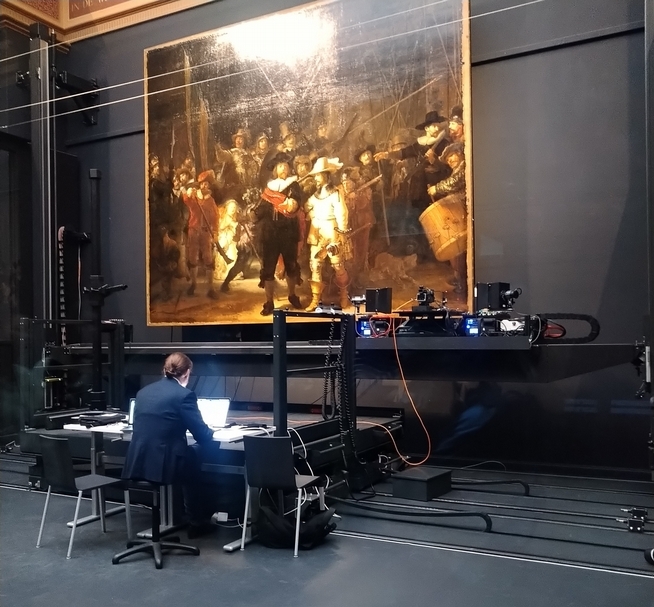 阿姆斯特丹國家博物館(Rijksmuseum)為林布蘭(Rembrandt van Rijn)畫作《夜巡》(The Night Watch)進行科學檢測作業。(攝影/柯人鳳)