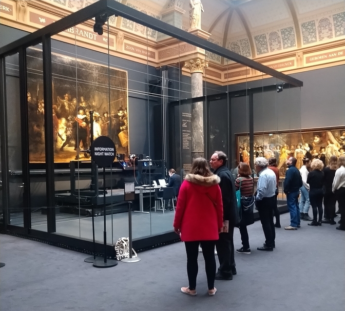 阿姆斯特丹國家博物館(Rijksmuseum)為林布蘭(Rembrandt van Rijn)畫作《夜巡》(The Night Watch)進行科學檢測作業。(攝影/柯人鳳)