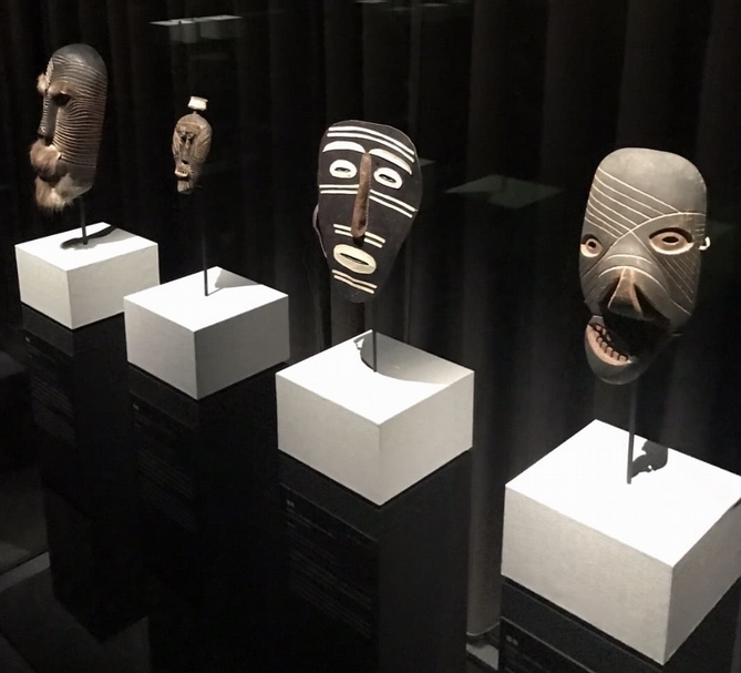 「面具精品展」在故宮南部院區非洲區「媒介的藝術」（The Art of Médiation）展廳的面具。（陸仲雁提供）