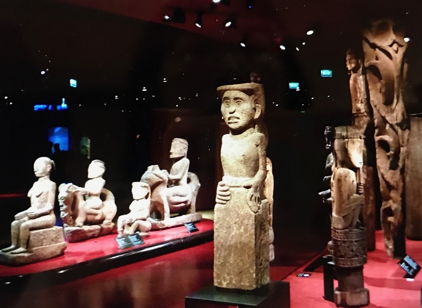 凱布朗利館展廳展示的文物，多源自於人類博物館與國立非洲和大洋洲藝術博物館。（陸仲雁提供）