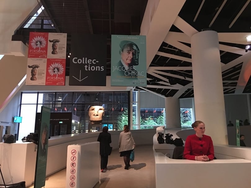 布朗利博物館展館一樓入口的長廊引導參觀者往展場，如從現代穿越時空至「第一」藝術的國度。（陸仲雁提供）