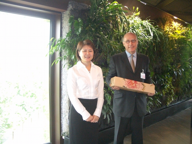 2006年，時任故宮院長林曼麗受邀出席6月20日凱布朗利館的開幕典禮，特別拜會了馬丁館長並致贈賀禮。（陸仲雁提供）