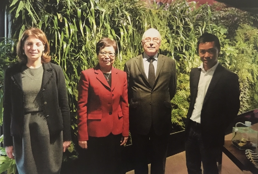 2012年11月，故宮馮明珠前院長於凱布朗利館拜會馬丁館長。左起：展覽、出版與發展處處長（Hélène Fulgence）、馮前院長、馬丁館長、時任凱布朗利館巡展負責人鍾志佳。（陸仲雁提供）