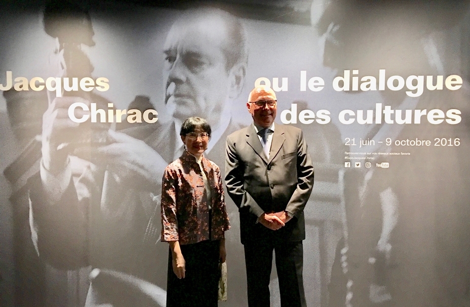 2016年6月，筆者受邀出席凱布朗利館十周年館慶，與馬丁館長合影於「賈克．席哈克——文化對話」特展展廳前。（陸仲雁提供）