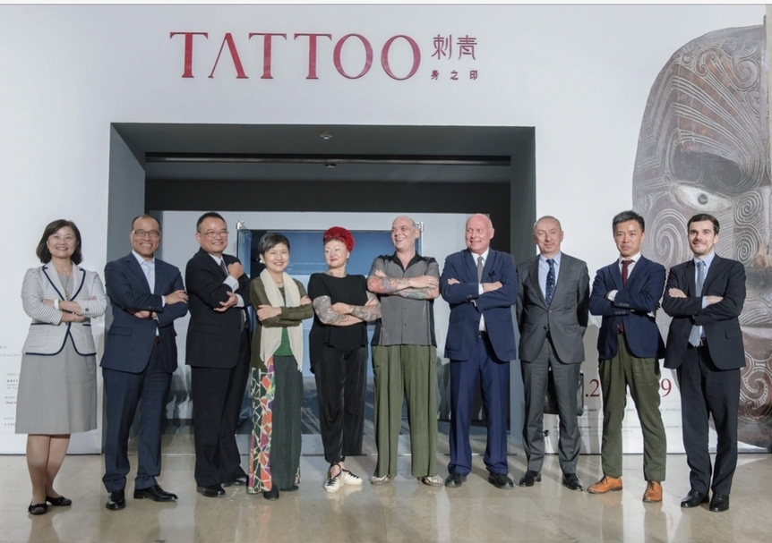 2019年9月27日，凱布朗利館的「刺青——身之印」特展於高雄巿立美館開幕。左起：高雄市政府文化局林思伶局長、葉匡時副市長、文化部蕭宗煌政務次長、高美館李玉玲館長、策展人安妮與朱利安（Anne & Julien）、馬丁館長、法國在臺協會公孫孟主任（Jean-François Casabonne-Masonnave，任期：2019. 9一）、鍾志佳副處長及柯柏睿處長（David Klerber）。（擷自網路）