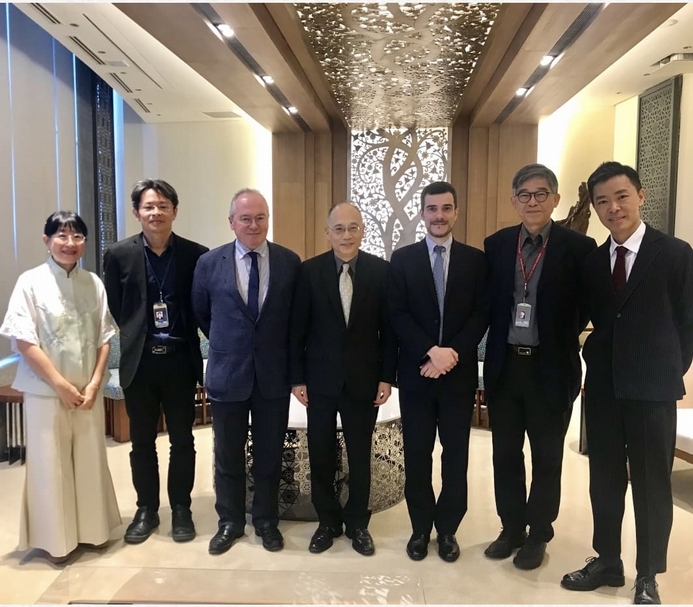2019年，法國在臺協會學術合作與文化處柯柏睿處長（David Klerber）出席了南院「面具精品展」開幕典禮。右起：凱布朗利館展覽、出版與發展處副處長鍾志佳、故宮黃永泰副院長、柯柏睿處長、故宮吳密察院長、凱布朗利館策展人勒夫（Yves Le Fur）、故宮南院處彭子程處長、筆者。（陸仲雁提供）