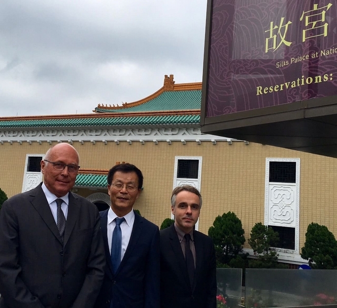 2017年，法國在臺協會（Bureau français de Taipei ）紀博偉處長（Benoît Guidée, 在臺任期2015 - 2019）與馬丁館長（左）及林正儀前院長（中）合影於故宮。（陸仲雁提供）