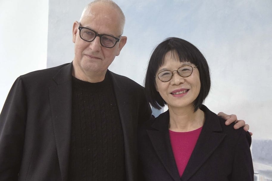 藝術家呂克．圖伊曼斯與典藏藝術家庭社長簡秀枝合影。（攝影／蔣惠亭）