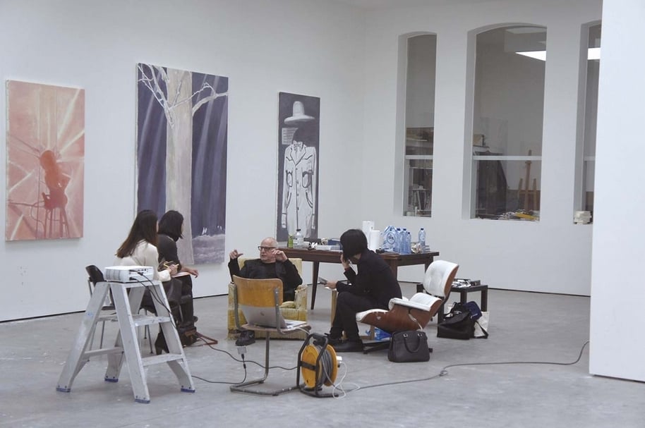 典藏團隊在呂克．圖伊曼斯的工作室與藝術家進行對談。（攝影／蔣惠亭）