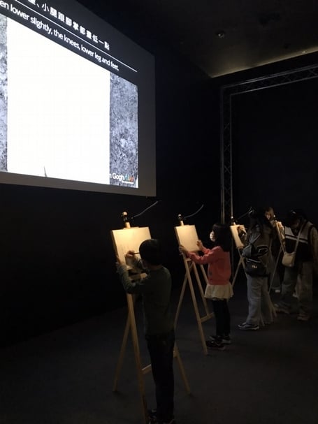 最後的互動區，是適合全年齡一起共同參與的「繪畫區」，透過投影方式讓大家一步步畫素描，並提供畫架和紙筆，一起互動臨摹，最後還可以把素描畫作帶回家。