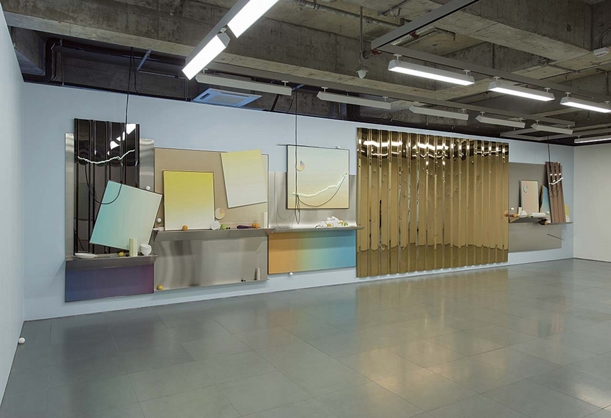 周育正個展「電鍍金,保持冷靜,鍍鋁鋅版,祈禱,漸層,灰燼,抗議,不均,不滿,資本,香爐,佼存,激動,擊,日光,二」現場,馬凌畫廊香港空間,2016。(©周育正)