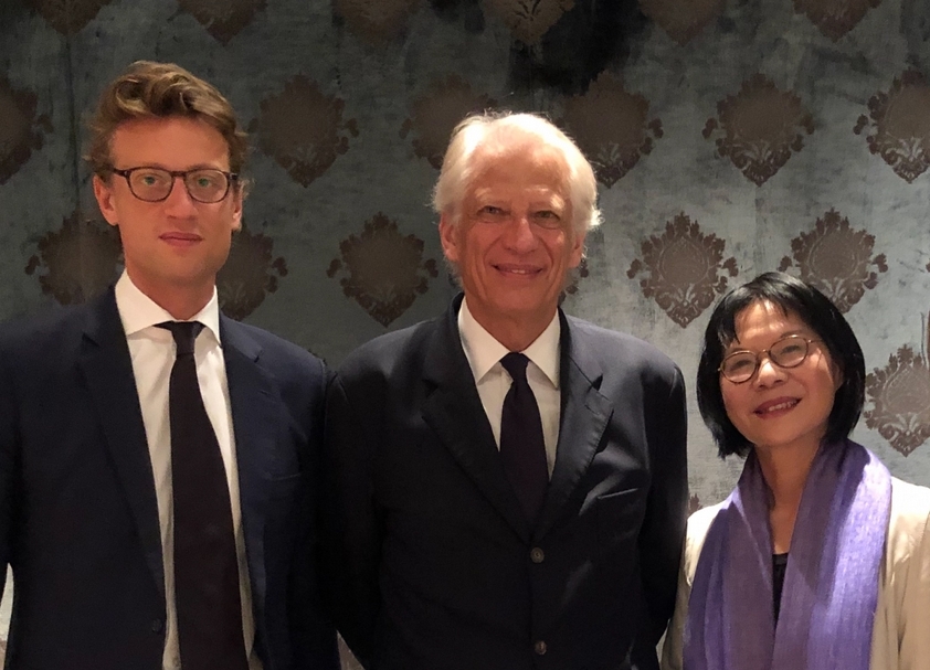 法國前總理的多米尼克.德維爾潘(Dominique de Villepin,中)、其子潘雅德(Artl de Villepin,左)以及典藏藝術家庭社長簡秀枝(右)合影。(本刊資料室)