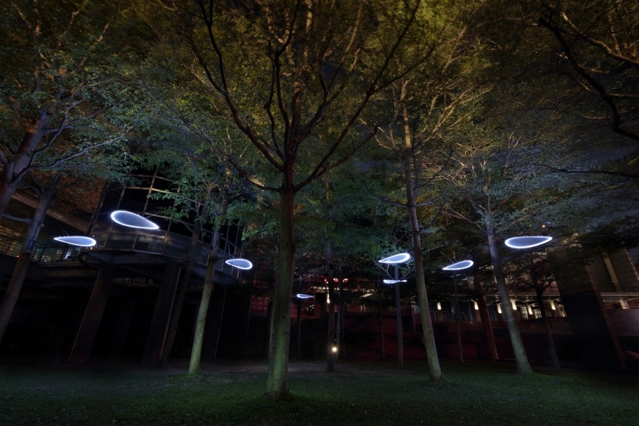 丁建中《浮游》,鐵件、塑料、LED線燈、程式控制,直徑100cm,2020。(攝影/劉森湧,國立臺灣美術館提供)