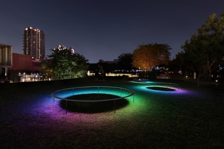 莊志維《森林裡的洋流》,烤漆黑鐵、LED,數位控制器直徑350、400、500cm各一,環形面寬15cmx高15cm,2017。(攝影/劉森湧,國立臺灣美術館提供)