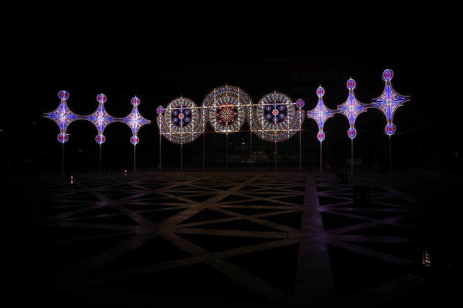 丹尼爾.蒙特韋德(Daniel Monteverde)《星座》(Costellazione)、《星星的使者》(Messaggeri delle stelle),LED、金屬,1480x高860cm,2019。(攝影/黃繼賢,國立臺灣美術館提供)