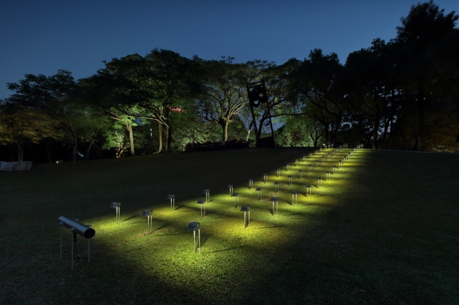 姚仲涵《光電獸#19-草與樹》,LED、電腦、音響、電子裝置,25x25m,2020。(攝影/劉森湧,國立臺灣美術館提供)