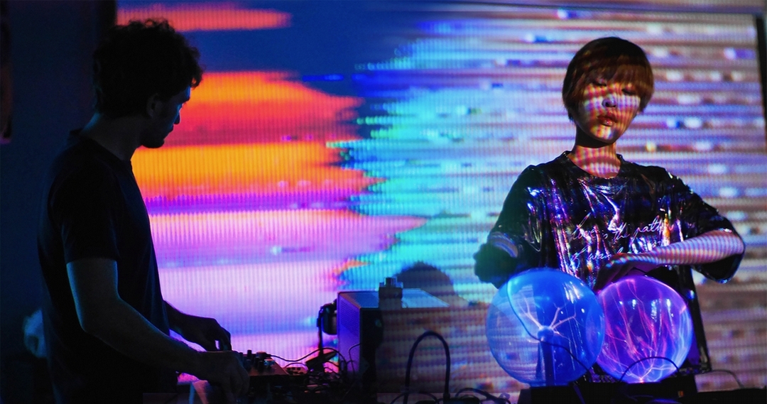 電波接受器(Sondes A/V Duo)於《迴聲》(Échos)演出現場。(© Solène Klein)