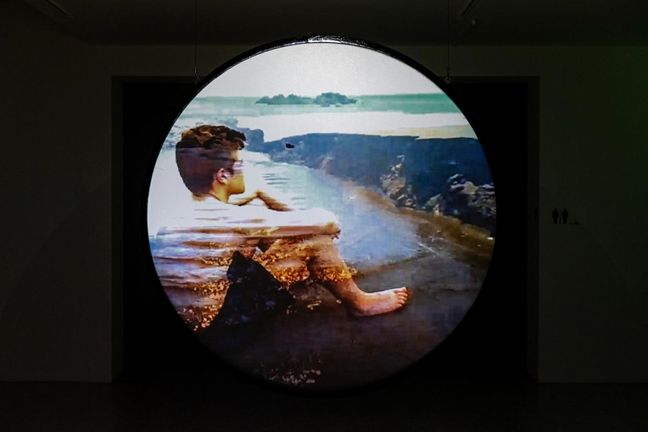 阿比查邦・韋拉斯塔古（Apichatpong Weerasethakul）《備忘：海邊的男孩》，單頻錄像裝置、圓形投影，2017。（藝術家與臺北市立美術館提供）