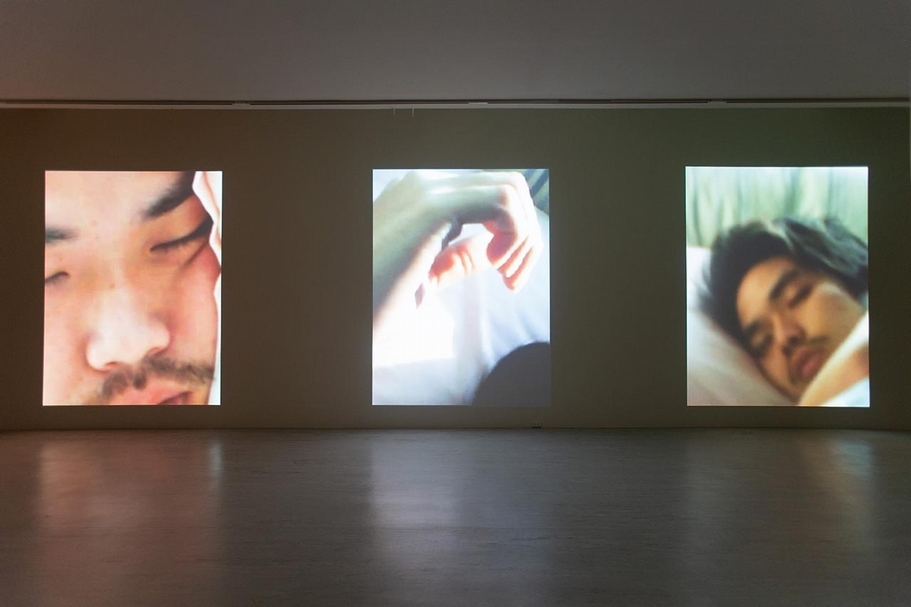 阿比查邦・韋拉斯塔古（Apichatpong Weerasethakul）《提牧》，三頻錄像裝置，2007。（藝術家與臺北市立美術館提供）