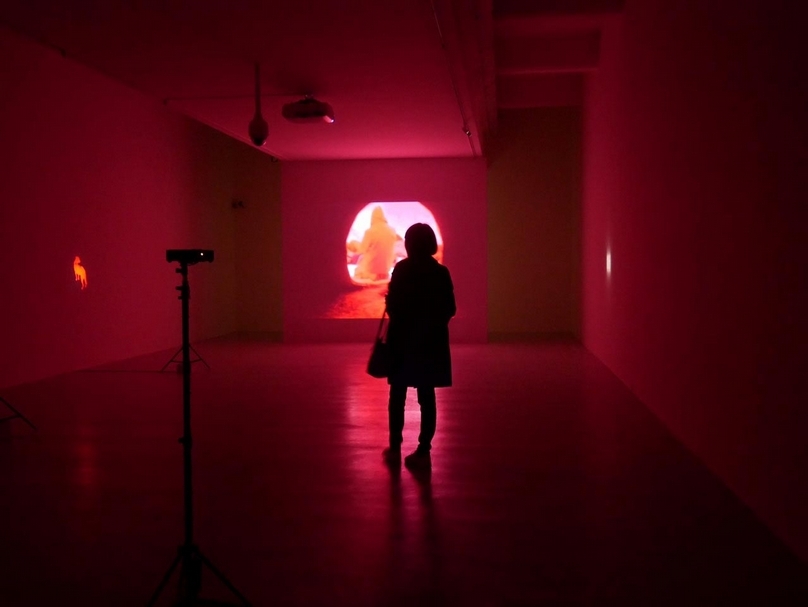 「阿比查邦．韋拉斯塔古：狂中之靜」於臺北市立美術館展覽現場。（本刊資料室）
