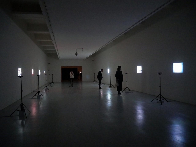 「阿比查邦．韋拉斯塔古：狂中之靜」於臺北市立美術館展覽現場。（本刊資料室）