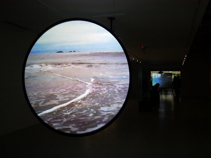 「阿比查邦．韋拉斯塔古：狂中之靜」於臺北市立美術館展覽現場。（本刊資料室）
