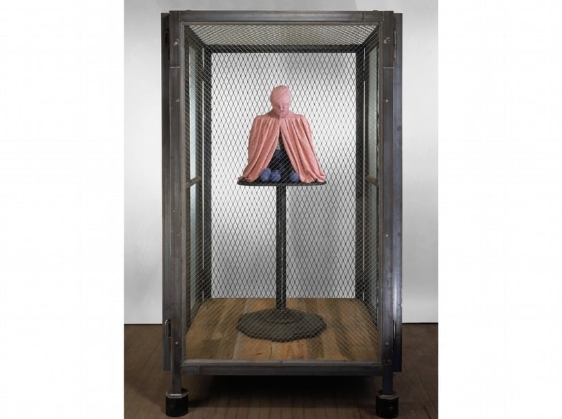 路易絲．布爾喬亞（Louise Bourgeois）《室XVIII（肖像）》（Cell XVIII [Portrait]），鋼，玻璃，木材，粉紅色和藍色織物，207x123.1x128.2cm，2000 。（Photo by Christopher Burke, © The Easton Foundation/Licensed by VAGA at Artists Rights Society (ARS), NY Courtesy The Easton Foundation and Hauser