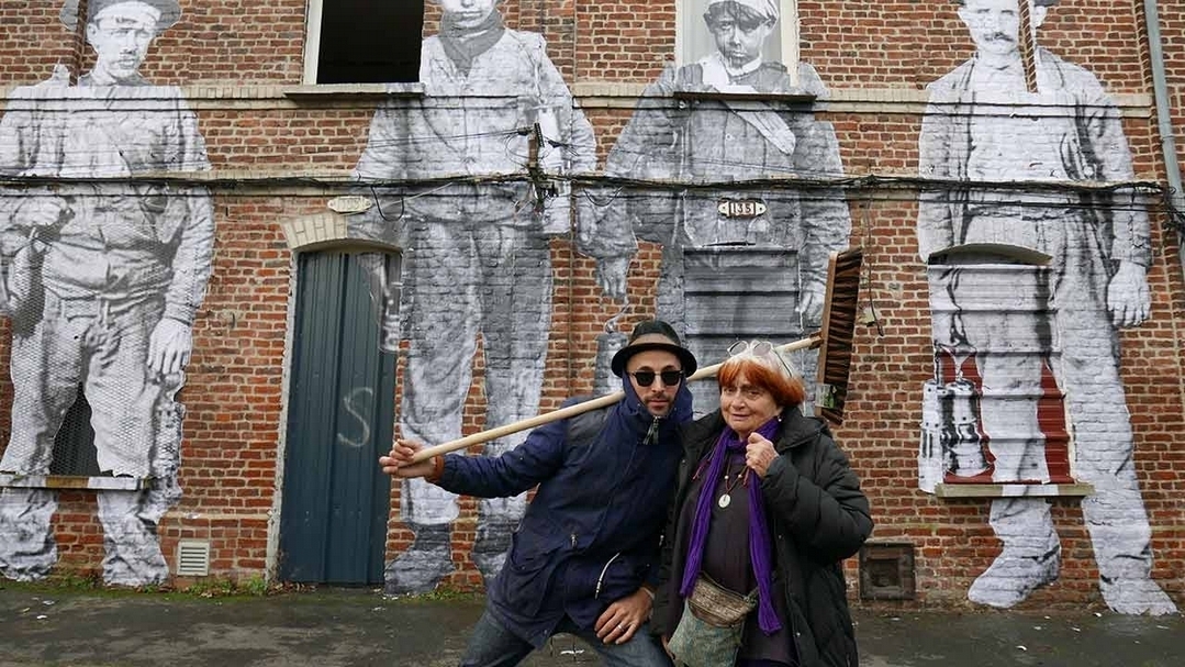 JR於2015年起與已故的電影教母安妮．華達（Agnès Varda）合作拍攝紀錄片《最酷的旅伴》（Faces Places）。（海鵬影業提供）