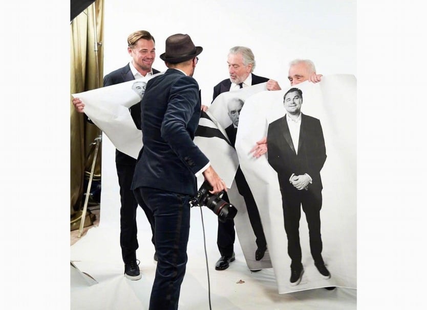 JR指揮李奧納多．狄卡皮歐（Leonardo DiCaprio，左）、勞勃．狄尼洛（Robert De Niro，中）以及馬丁．史柯西斯（Martin Scorsese，右）拍攝合照。（© JR）