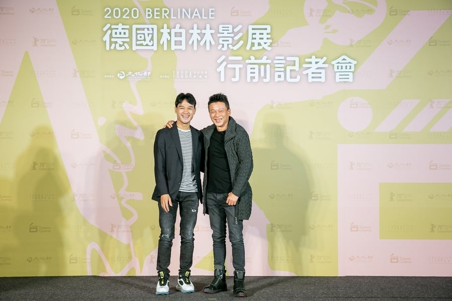 柏林影展行前記者會上演員李康生（右）與亞儂・弘尚希（Anong Houngheuangsy，左）。（文化內容策進院提供）