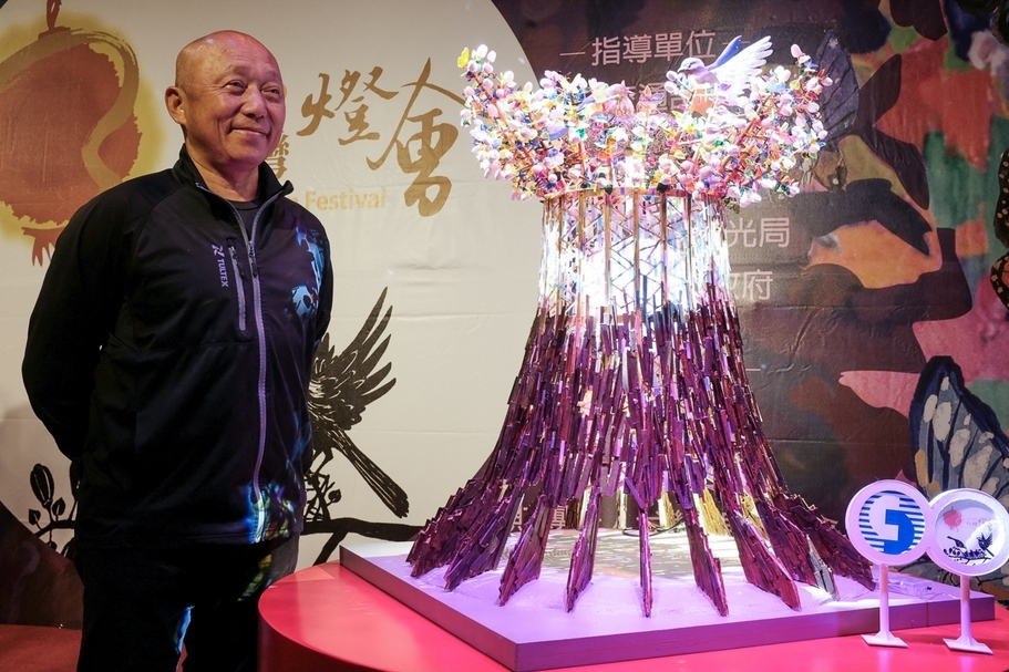 2020臺灣燈會主燈《森生守護．光之樹》模型與藝術家林舜龍。（達達創意股份有限公司提供）