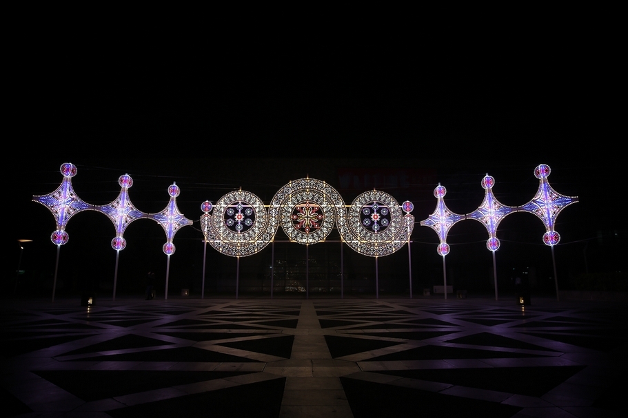 丹尼爾．蒙特韋德（Daniel Monteverde）《星座》（Costellazione）、《星星的使者》（Messaggeri delle stelle），LED、金屬，1480x高860cm，2019。（攝影／黃繼賢，國立臺灣美術館提供）