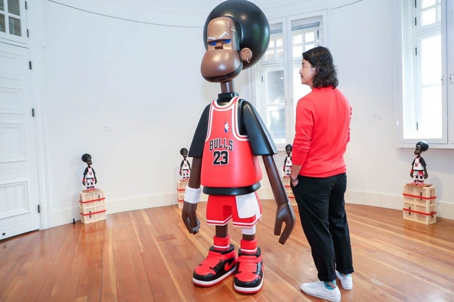 香港街頭藝術家劉建文 （Michael Lau）一直視麥可．喬丹（Michael Jordan）為偶像，而佳士得早前分別在香港和上海為他的作品設展，當中不乏喬丹人偶。（佳士得提供）