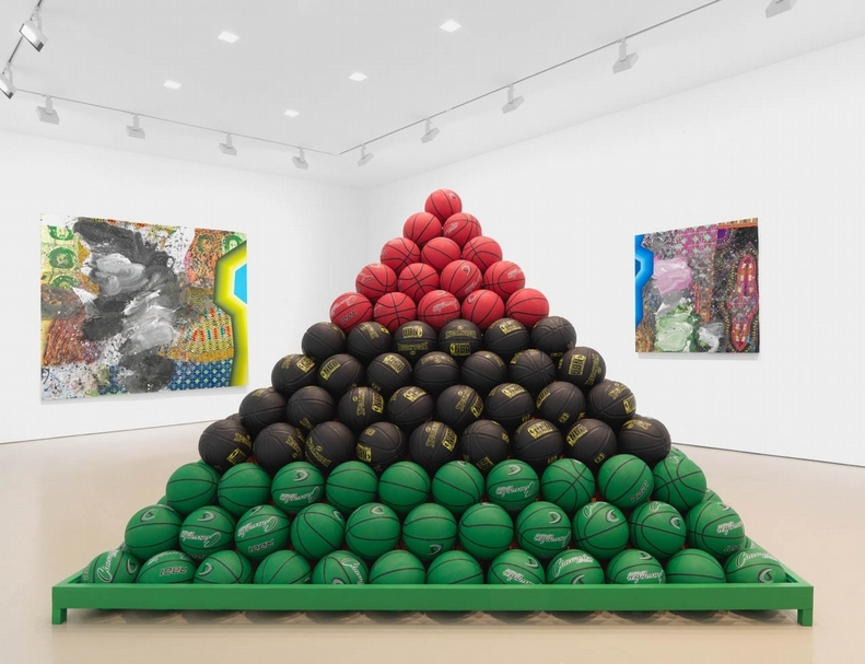 大衛．霍夫曼（David Huffman）同名展覽現場。展示2019年雕塑作品《解放》（Liberation），由600多個籃球組成，（Courtesy of the artist and Miles McEnery Gallery, New York, NY）