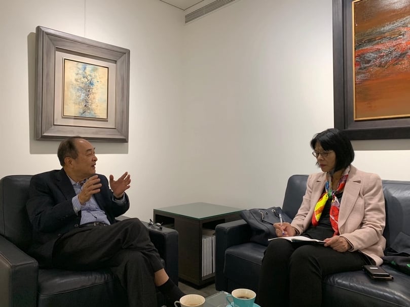 典藏藝術家庭社長簡秀枝（右）訪問亞洲藝術中心負責人李敦朗（左）。（本刊資料室）
