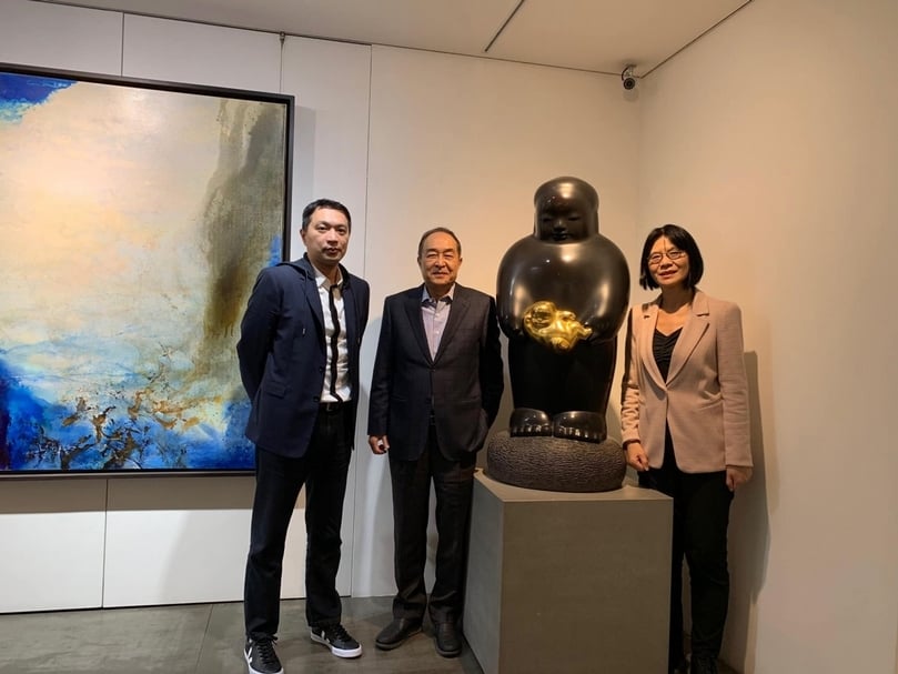 亞洲藝術中心負責人李敦朗（中）與其子李宜勳（左）典藏藝術家庭社長簡秀枝（右）。（本刊資料室）