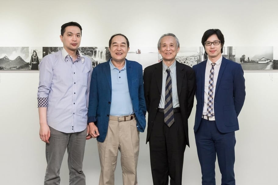 亞洲藝術中心是最早替高行健舉辦展覽的畫廊之一，左起：李宜勳、李敦朗、高行健與李宜霖合影。（亞洲藝術中心提供）