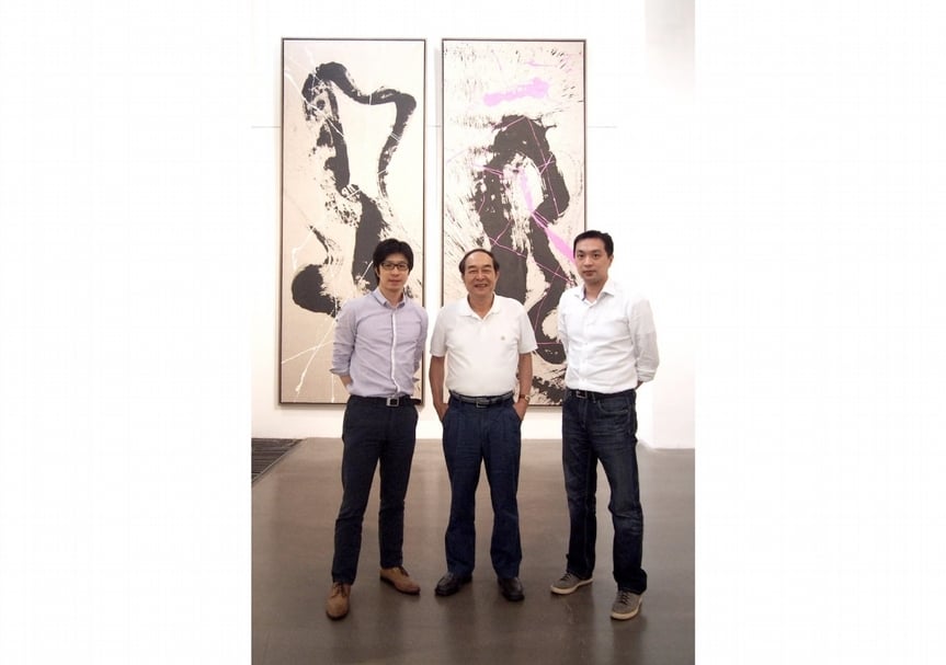 李敦朗（中）與兩個兒子李宜霖（左）和李宜勳（右）組成的金三角，三人分工明確、共同經營畫廊品牌。（亞洲藝術中心提供）