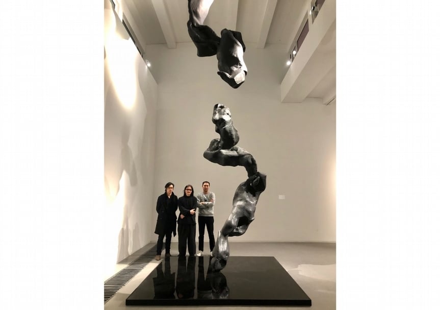 藝術家李真、李宜霖（左）、李宜勳（右）與李真的雕塑作品合影。（亞洲藝術中心提供）